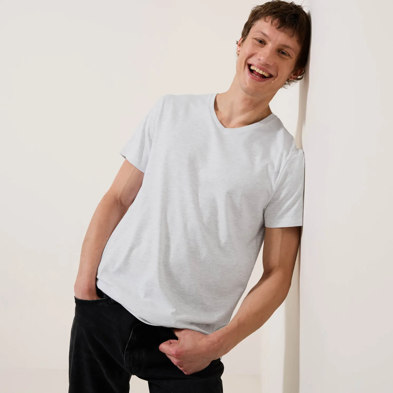 Basic T-shirt met V-hals in biokatoenn