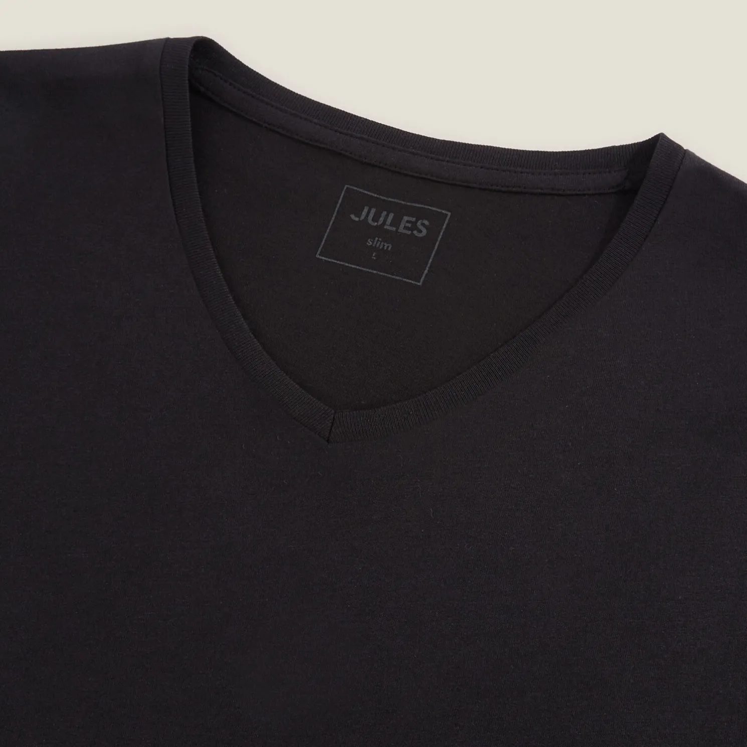 Basic T-shirt met V-hals in biokatoenn