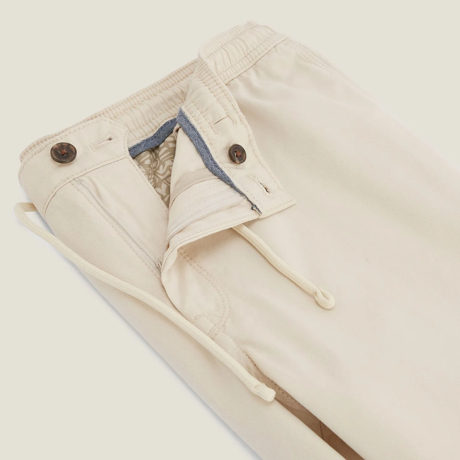 Chinobermuda met elastische taille