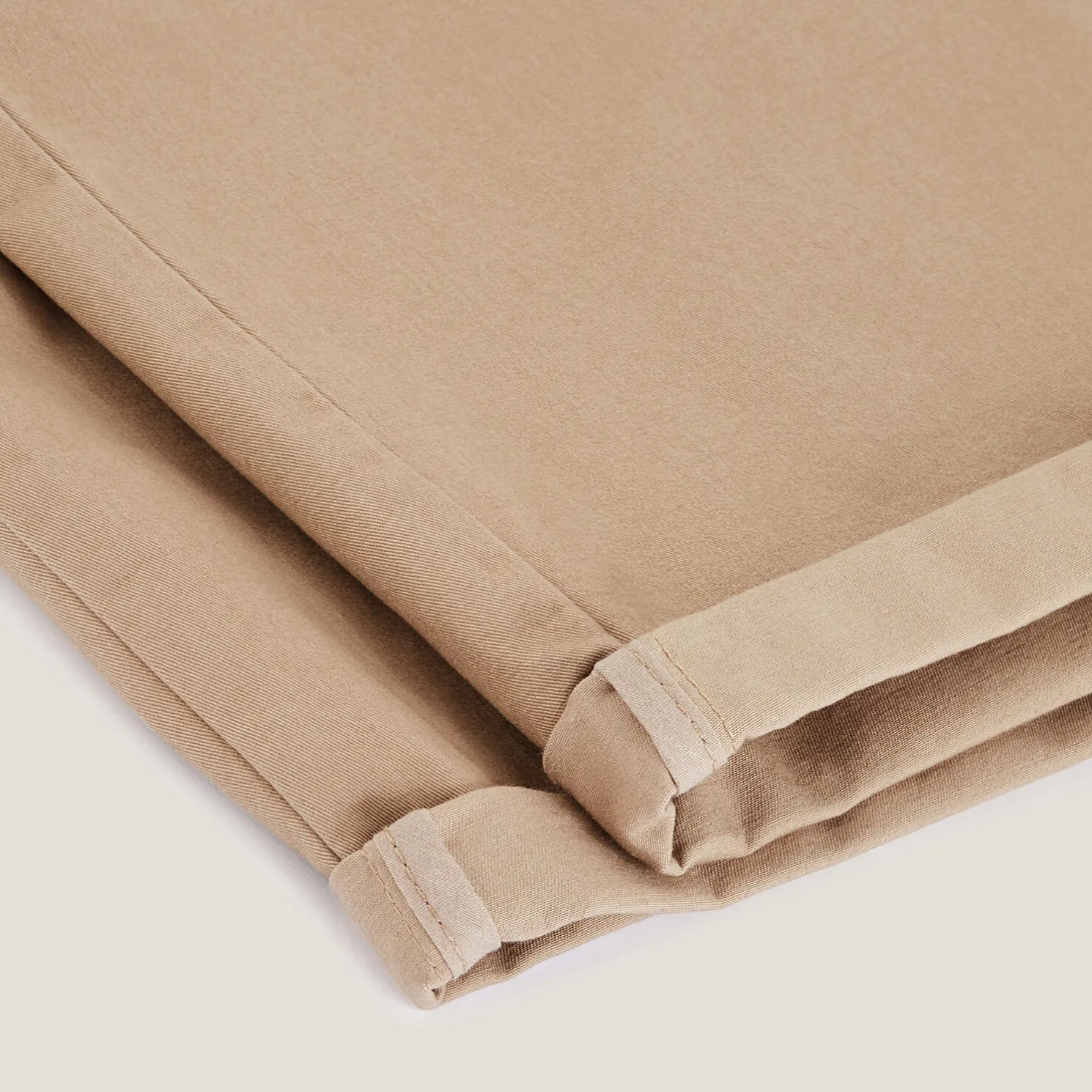 Effen chinobermuda met riem