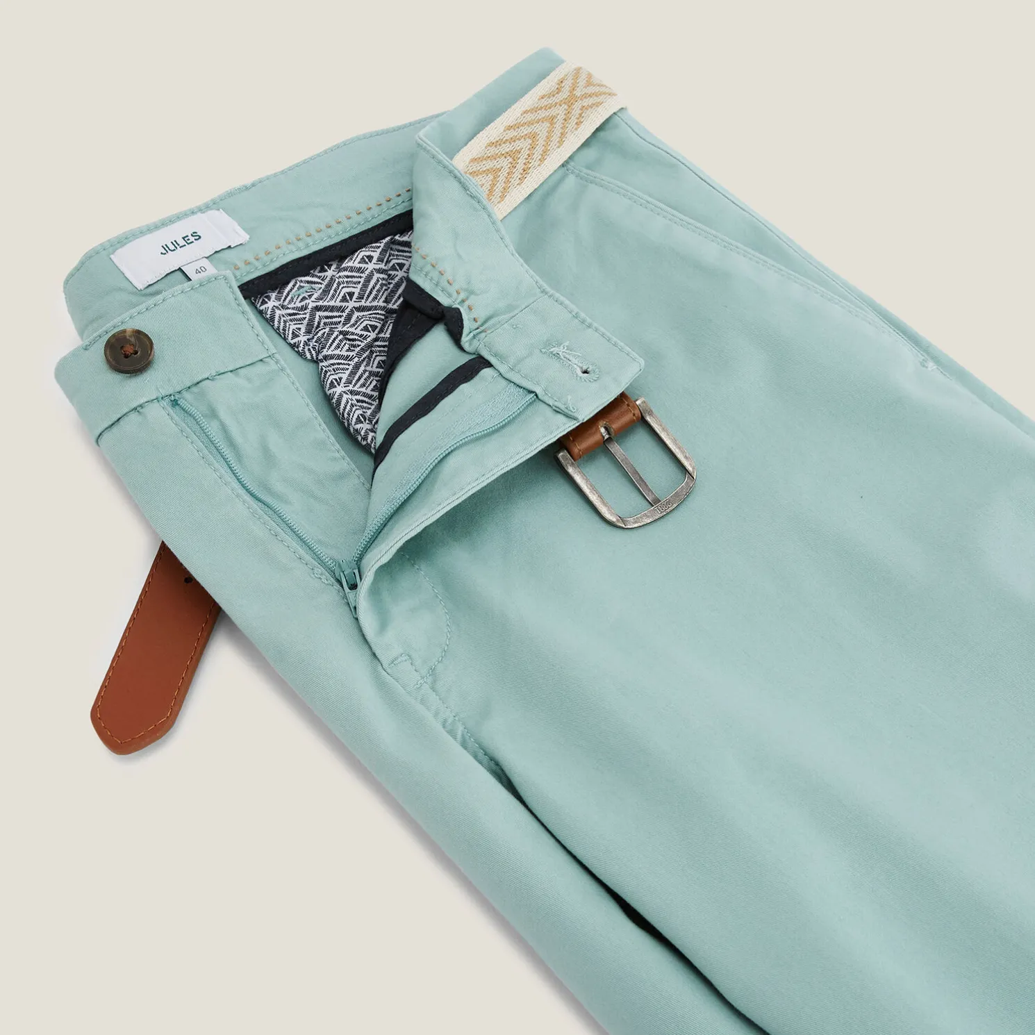 Effen chinobermuda met riem