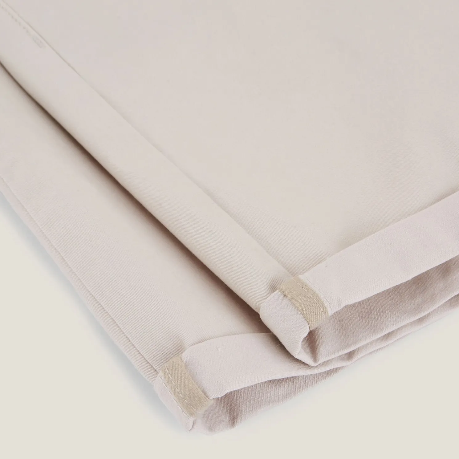 Effen chinobermuda met riem