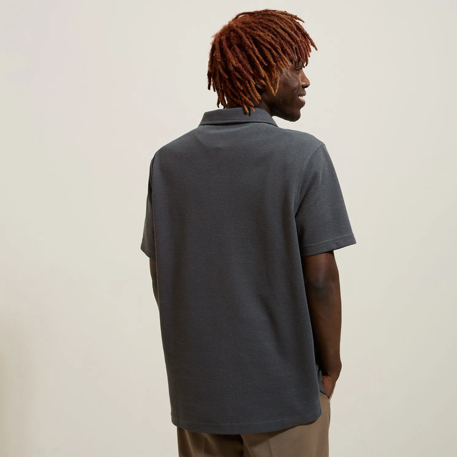Effen relaxed polo met korte mouwen in textuurstof
