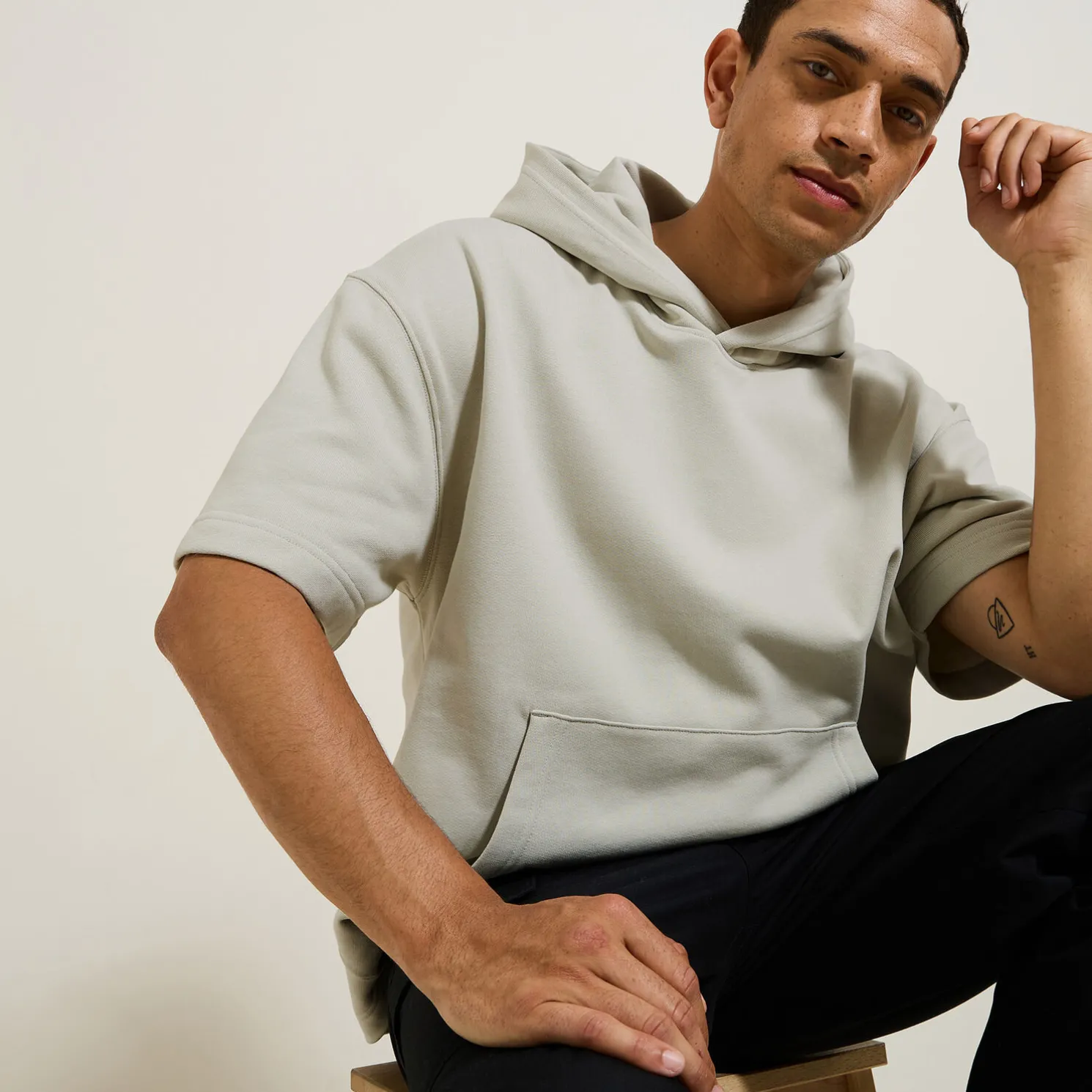 Effen sweater met kap en korte mouwen