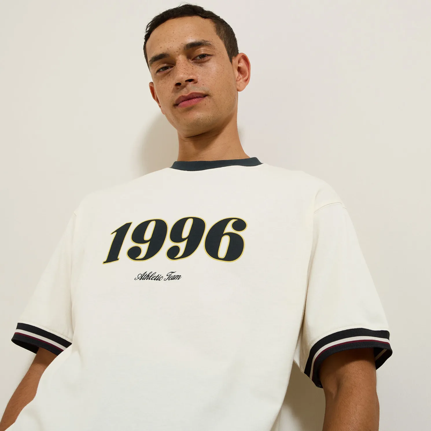 Iconisch T-shirt 1996 met contrasterende ronde hal