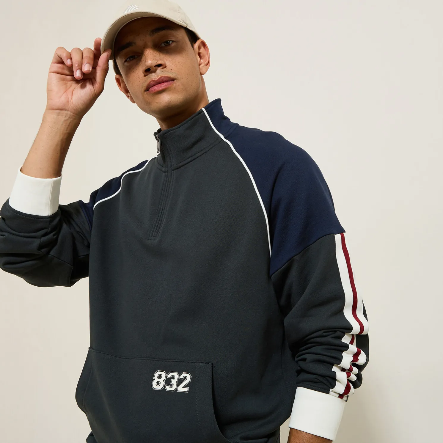 Iconische sweater 832 met opstaande ritskraag