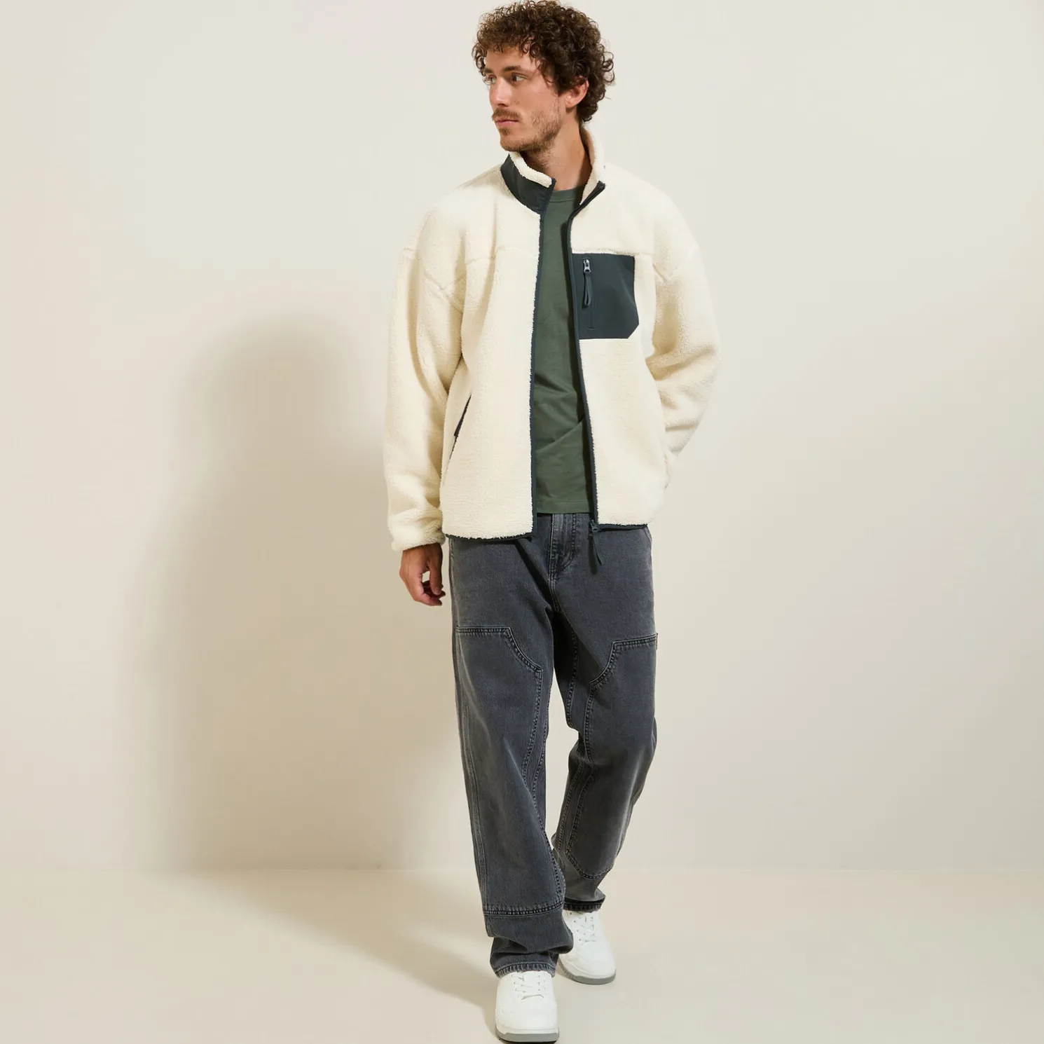 Loose jeans met cut-out details