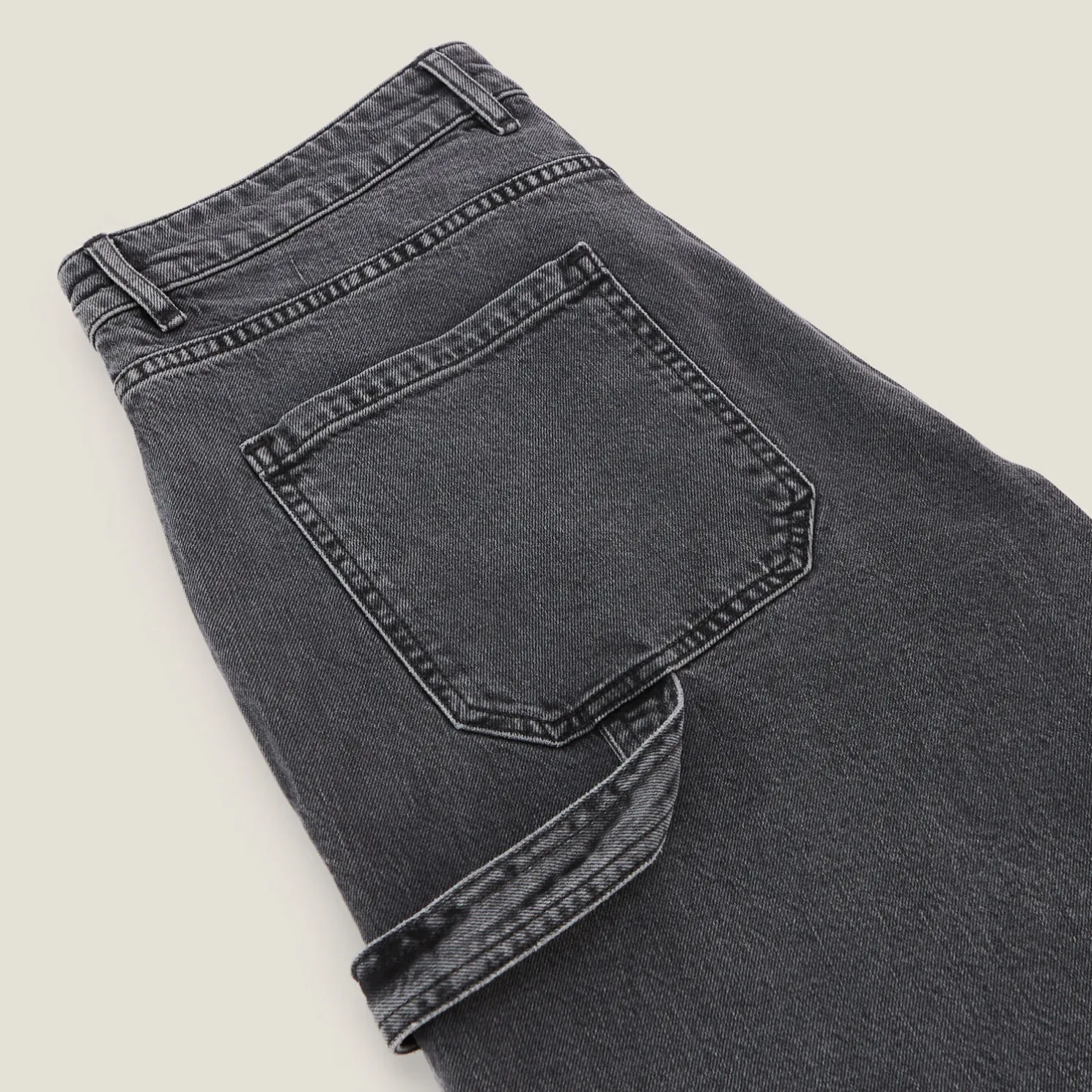 Loose jeans met cut-out details