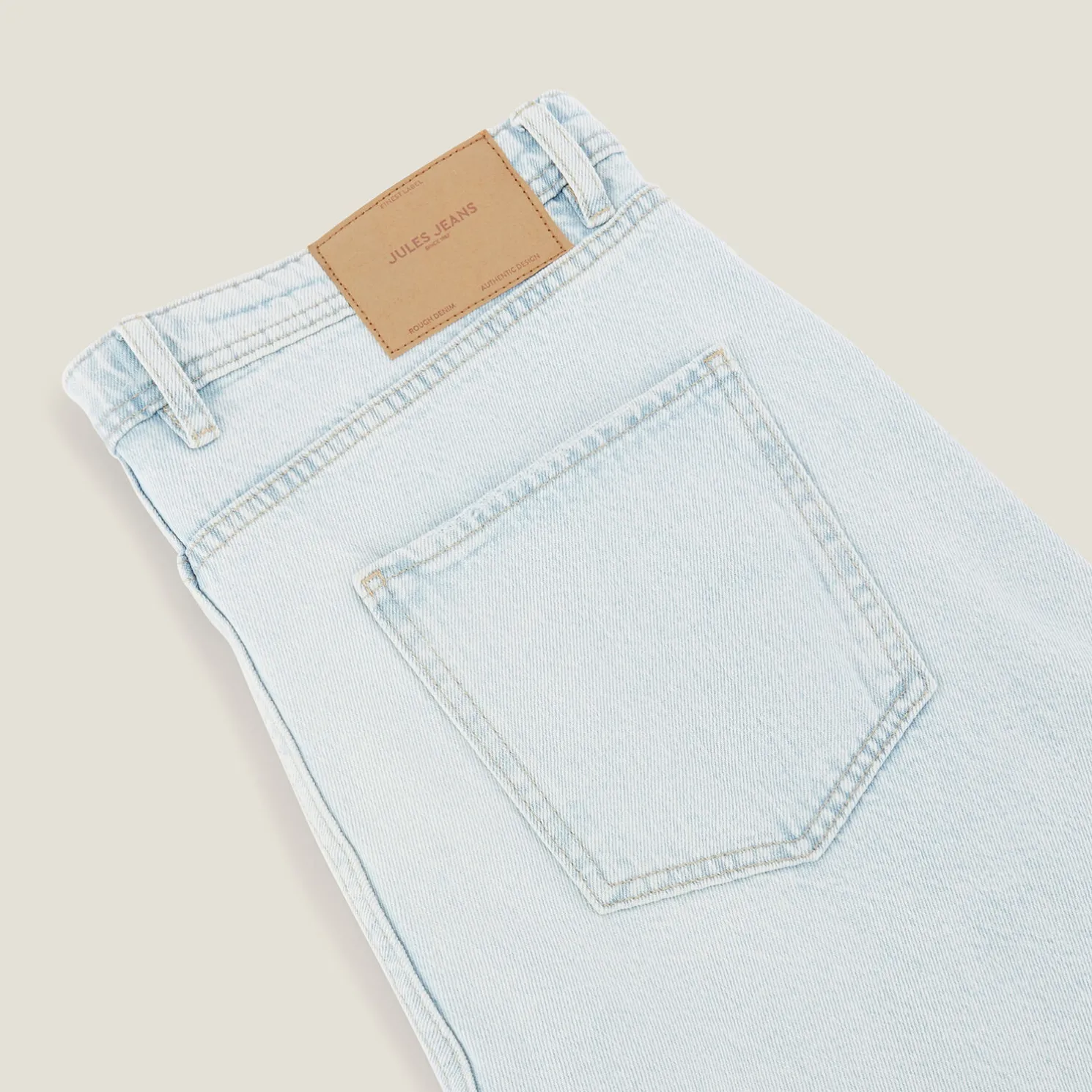 Loose jeans met gedraaide naden