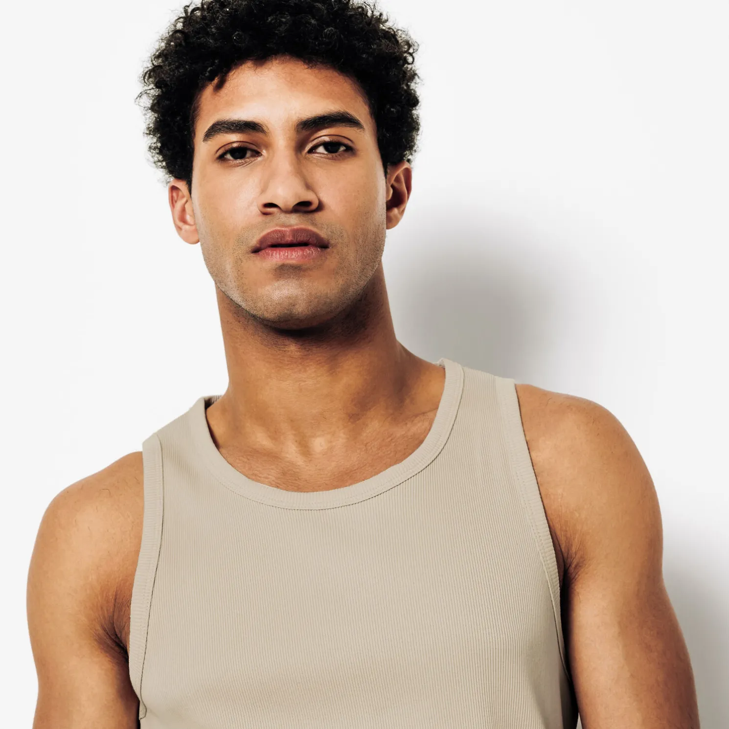 Mouwloos hemdje in 2x2 ribboord