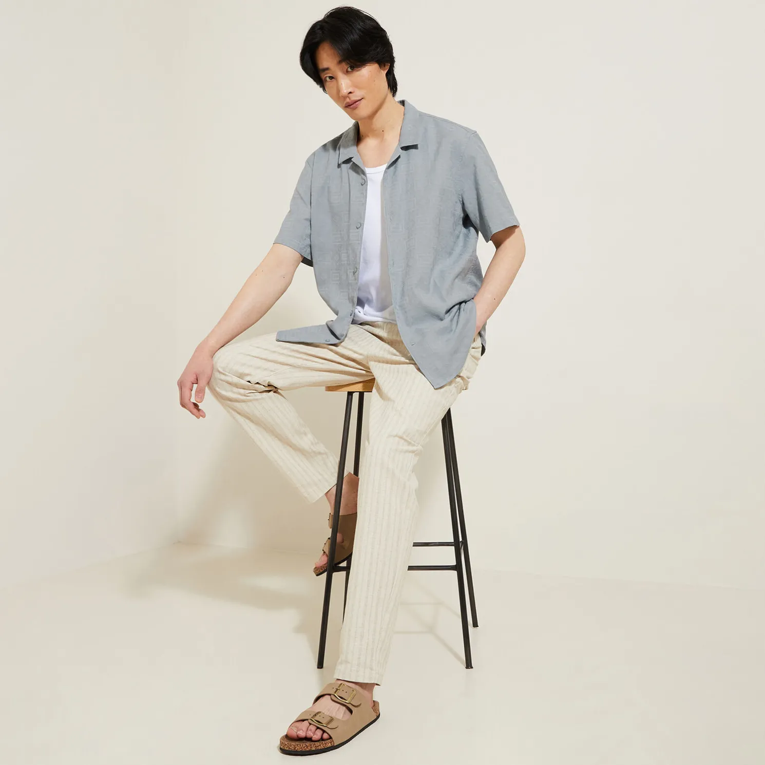 Regular, katoenen hemdje met geborduurd motief