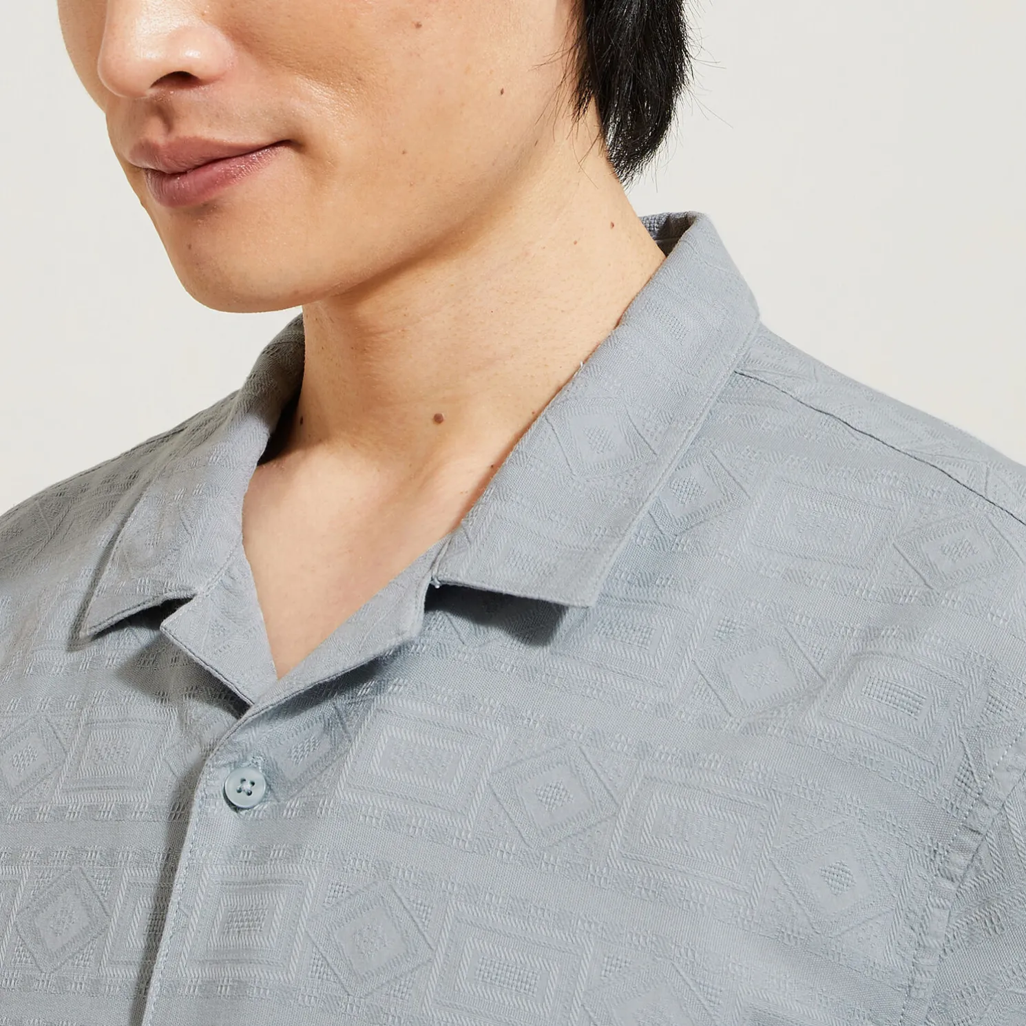 Regular, katoenen hemdje met geborduurd motief