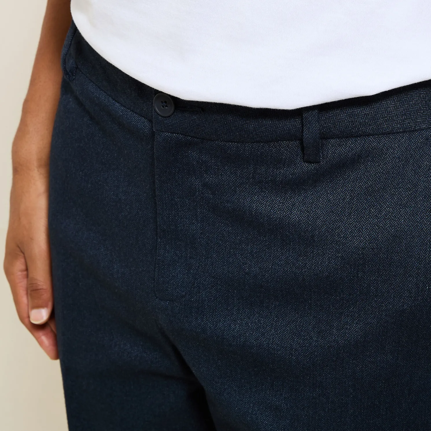 Relax chinobroek met plooien en visgraatmotief