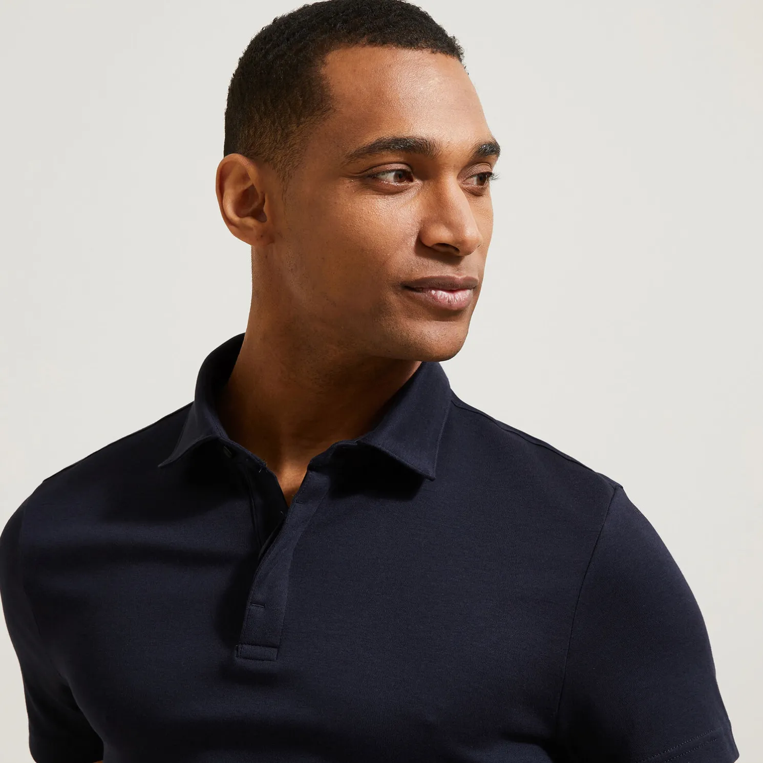 Slim effen polo met korte mouwen en Italiaanse kra