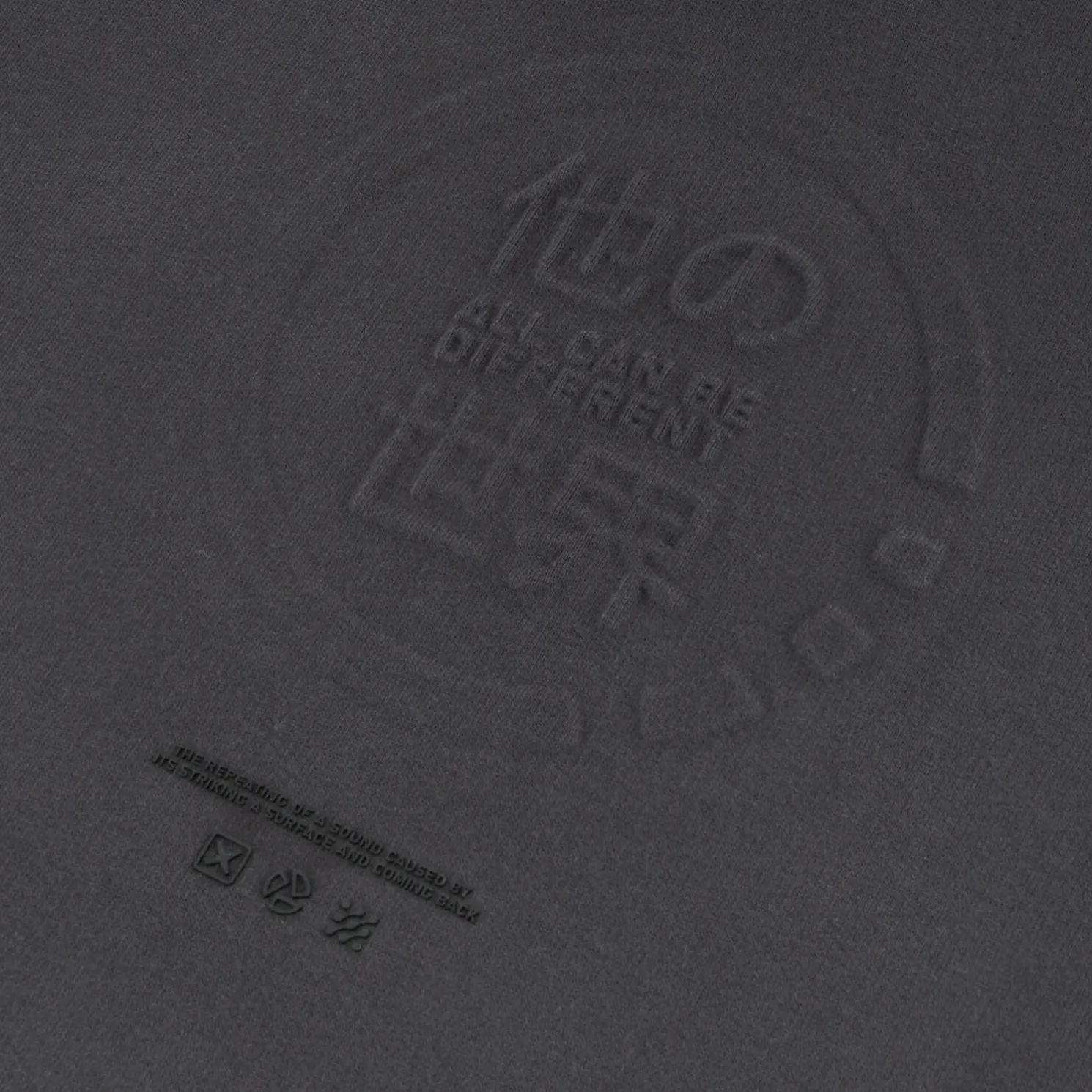 Sweater met kap en reliëfanimatie