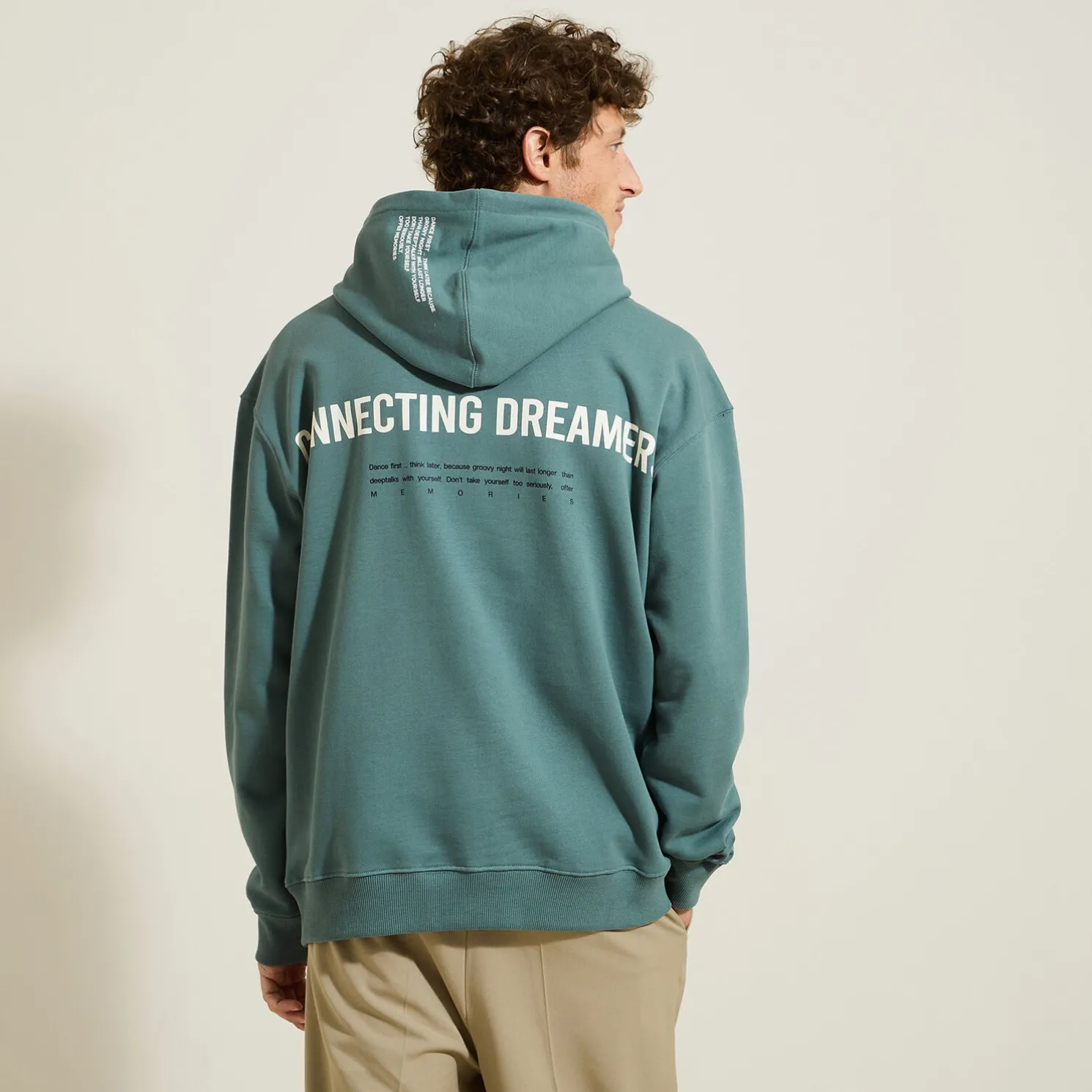 Sweater met kap, oversize snit en print op de kap