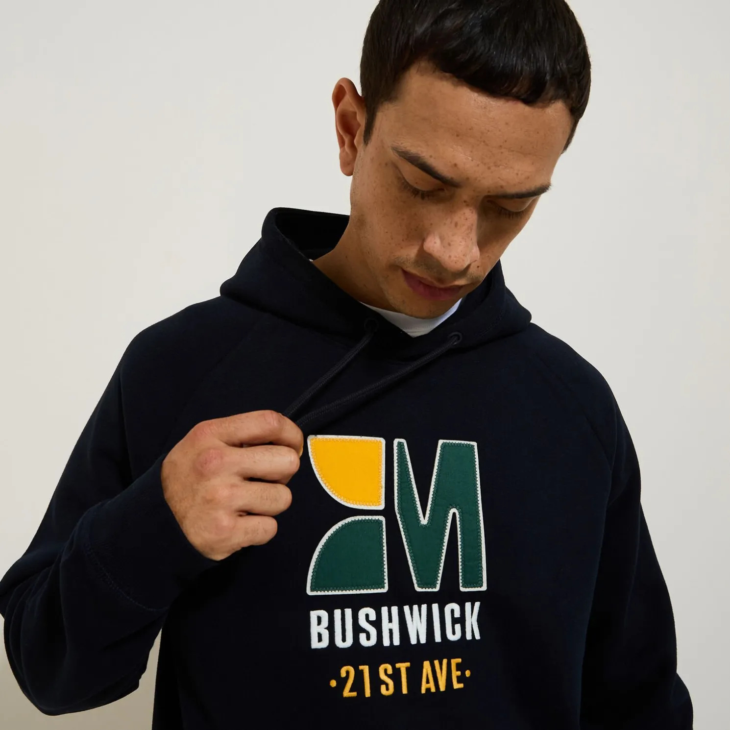 Sweater met kap, patch en borduursel vooraan