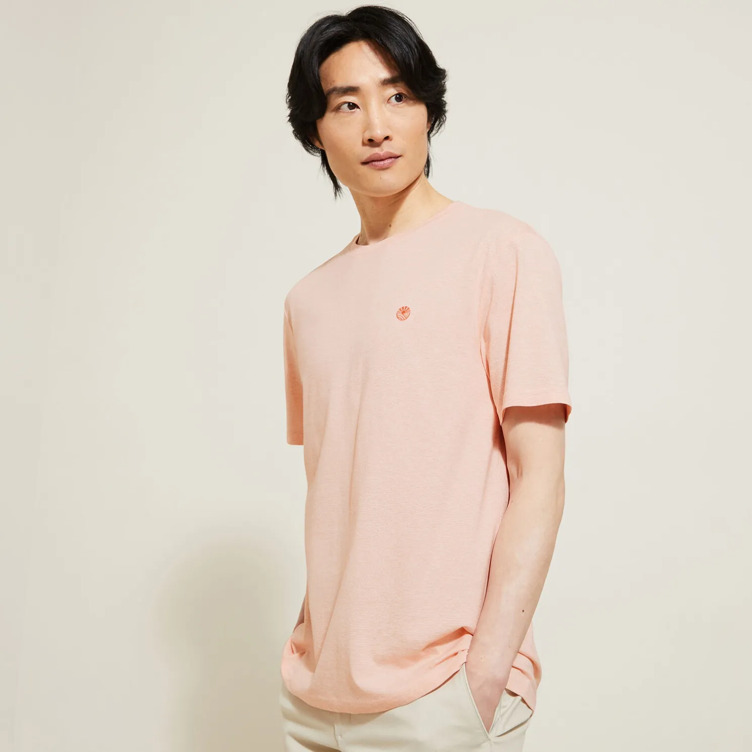 T-shirt met microstrepen en borduursel op de borst