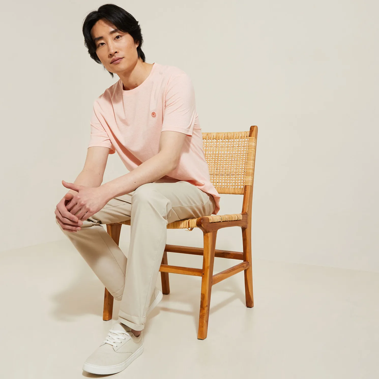 T-shirt met microstrepen en borduursel op de borst