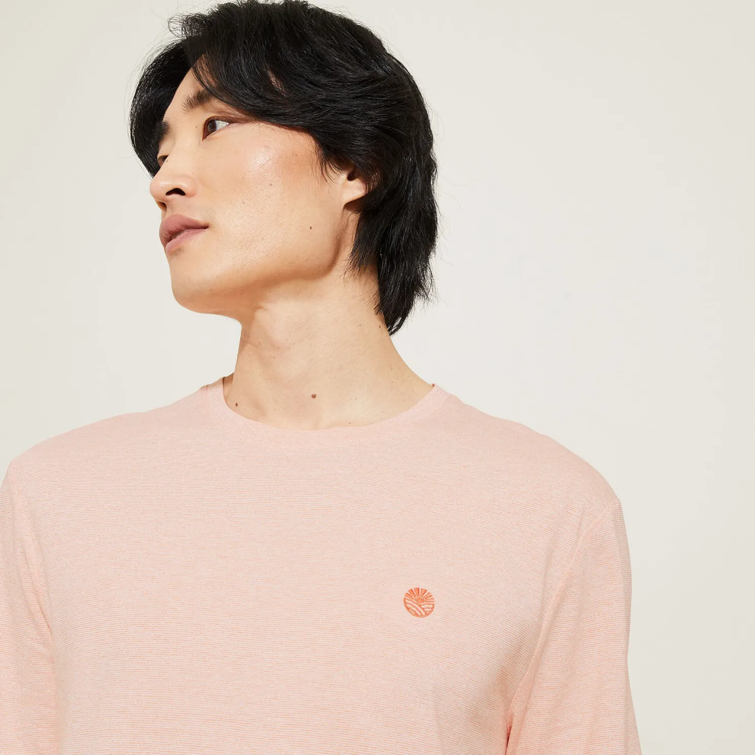 T-shirt met microstrepen en borduursel op de borst