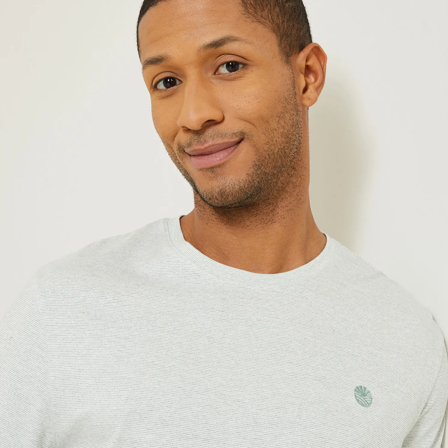 T-shirt met microstrepen en borduursel op de borst