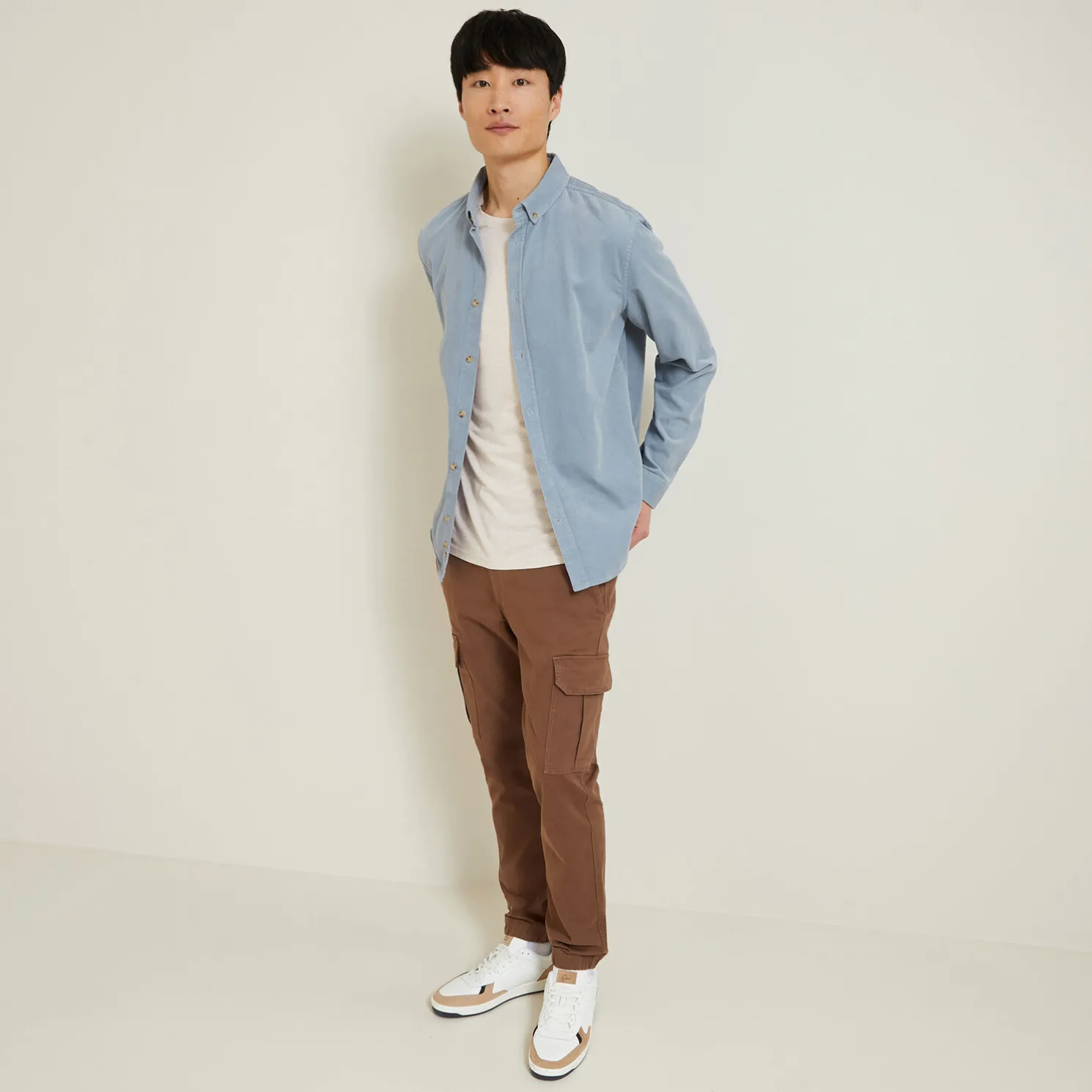 T-shirt met microstrepen en borduursel op de borst