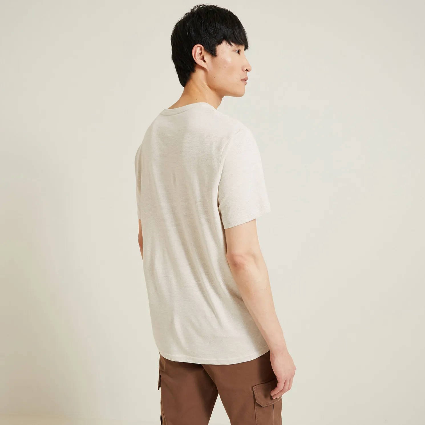 T-shirt met microstrepen en borduursel op de borst