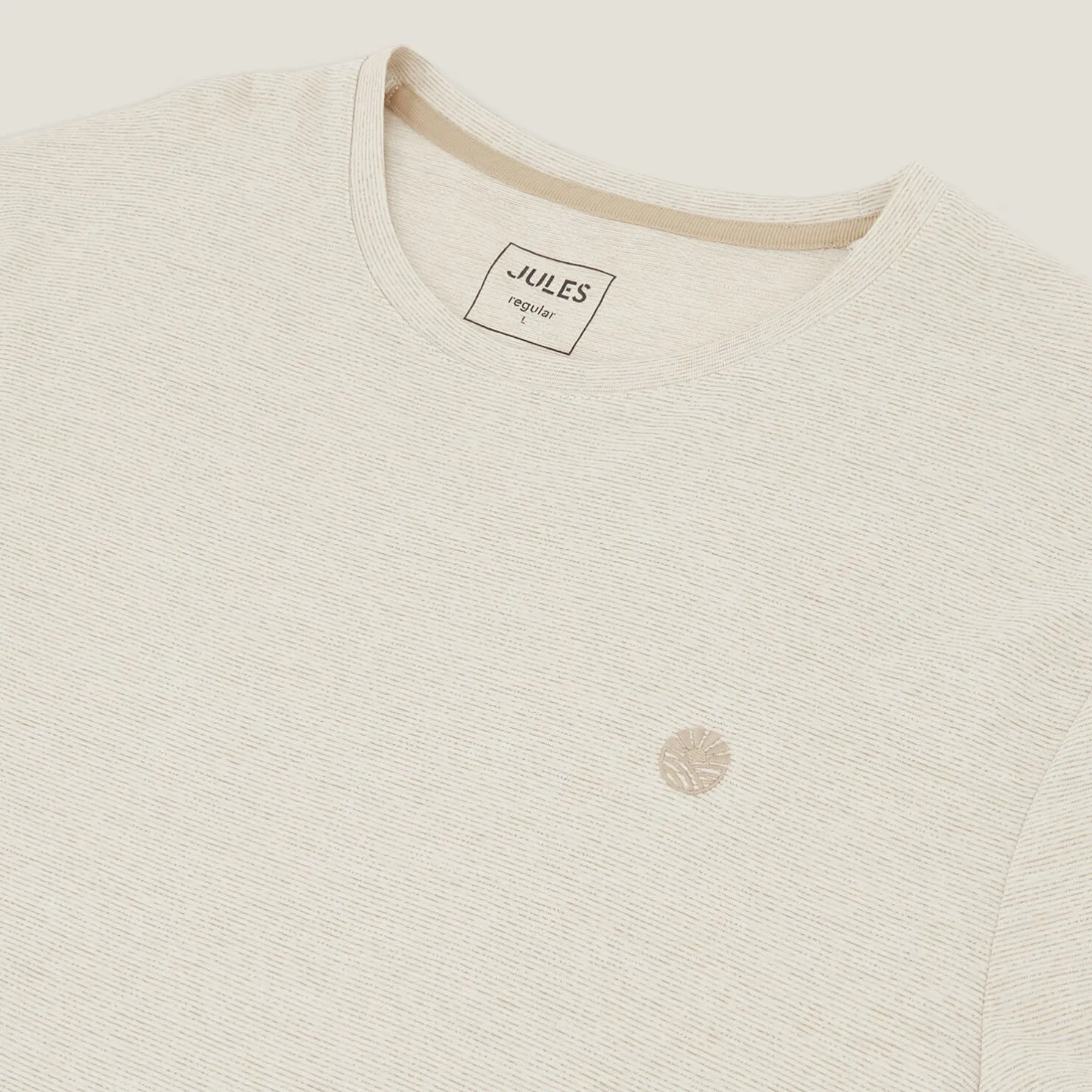 T-shirt met microstrepen en borduursel op de borst