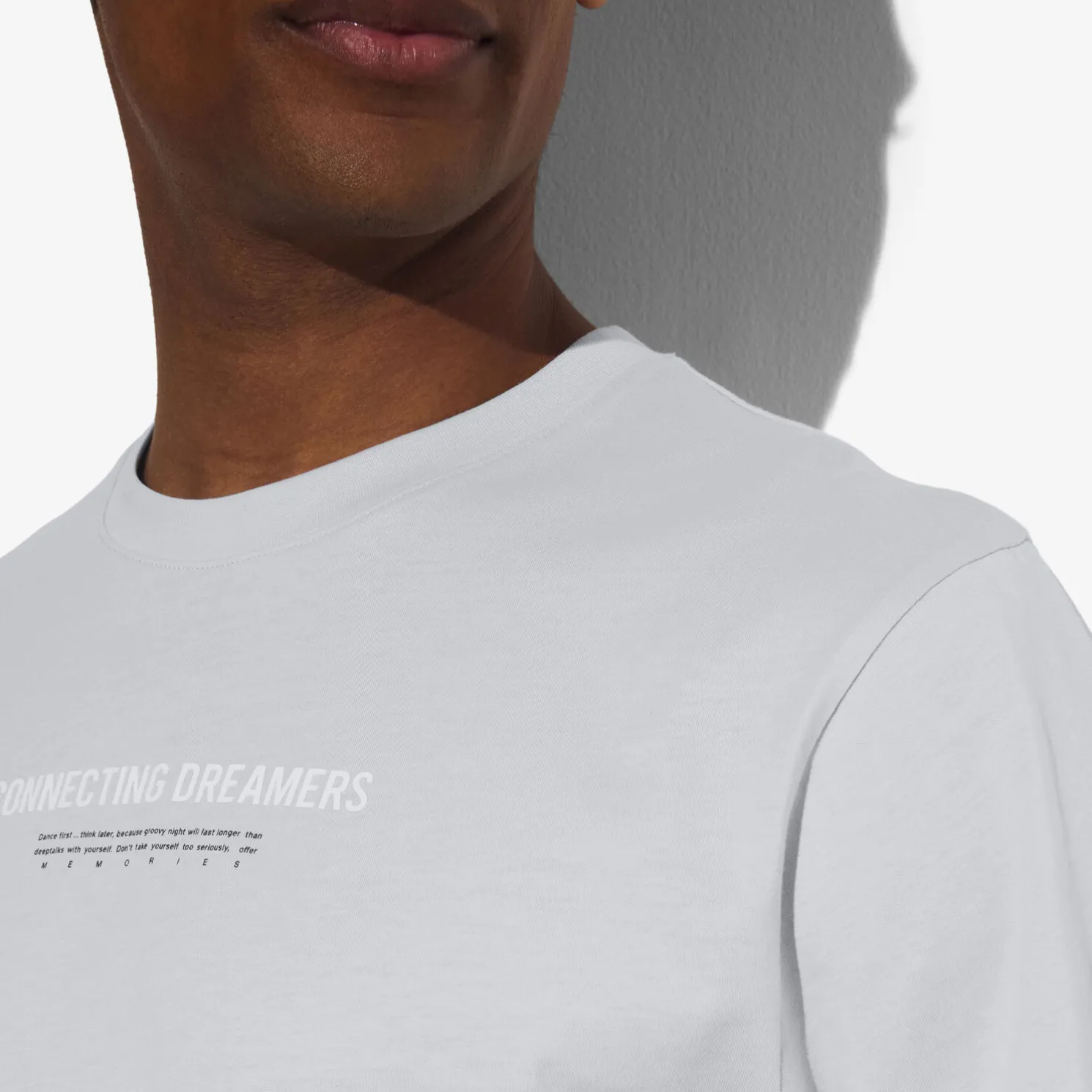 T-shirt met ronde hals en willekeurige print