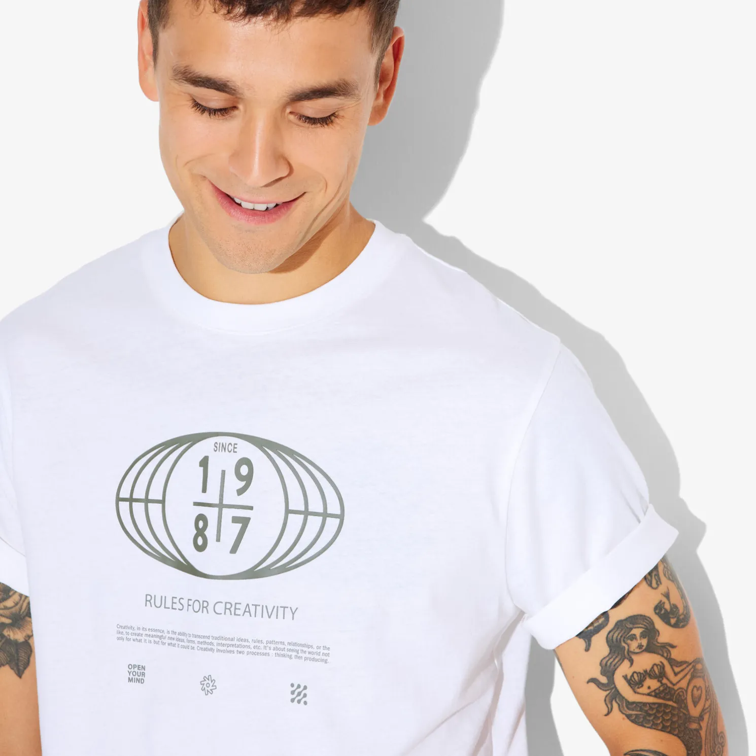 T-shirt met ronde hals en willekeurige print