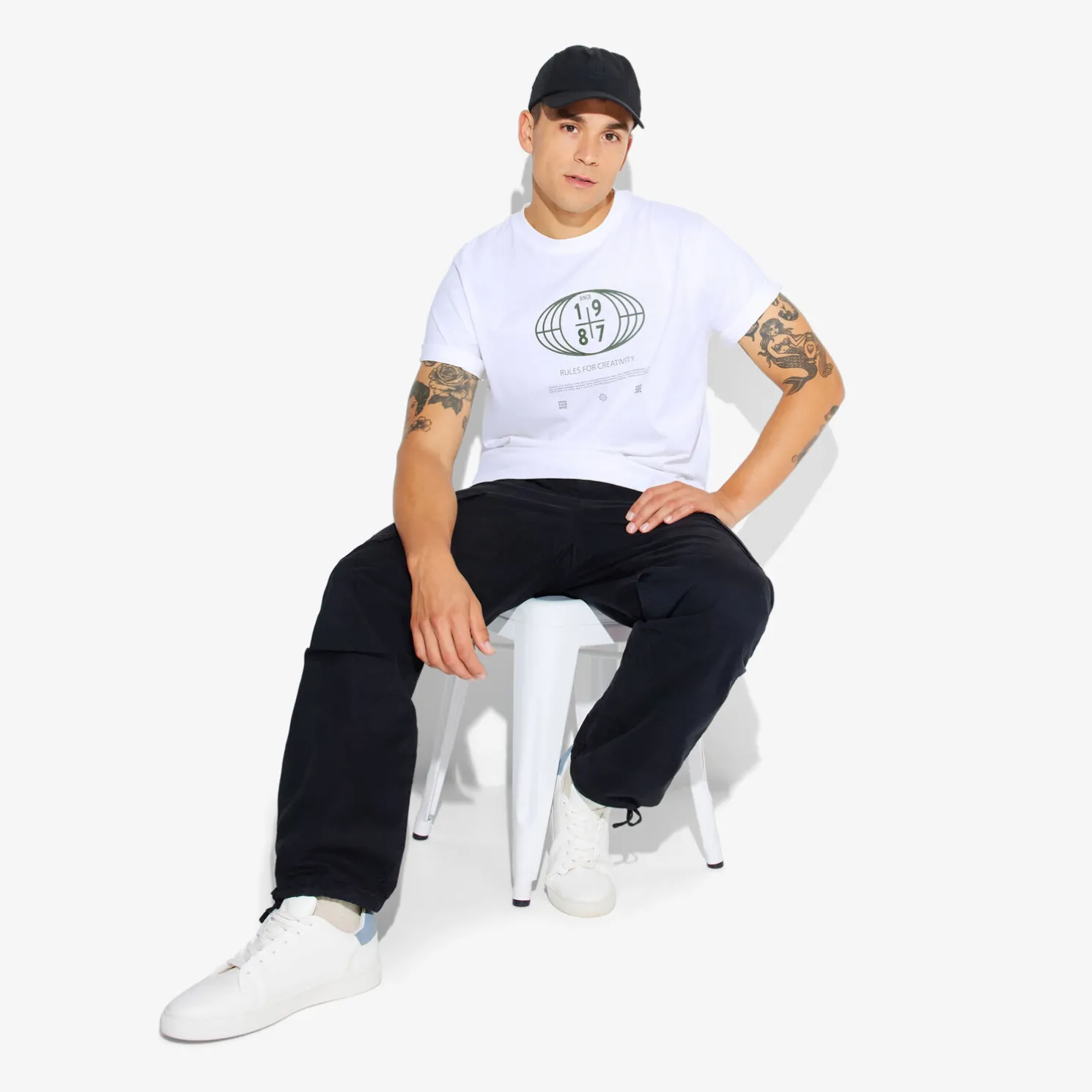 T-shirt met ronde hals en willekeurige print