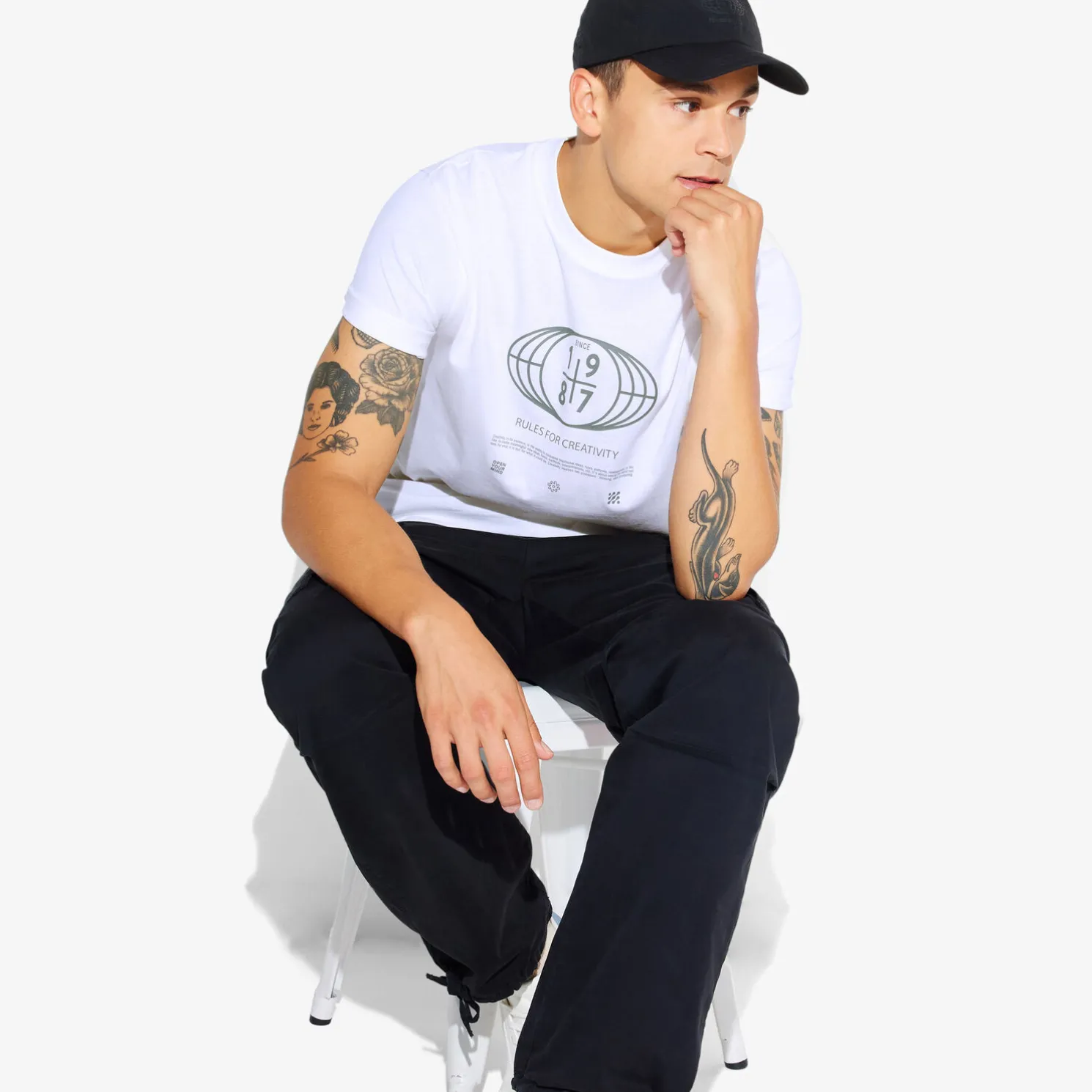 T-shirt met ronde hals en willekeurige print