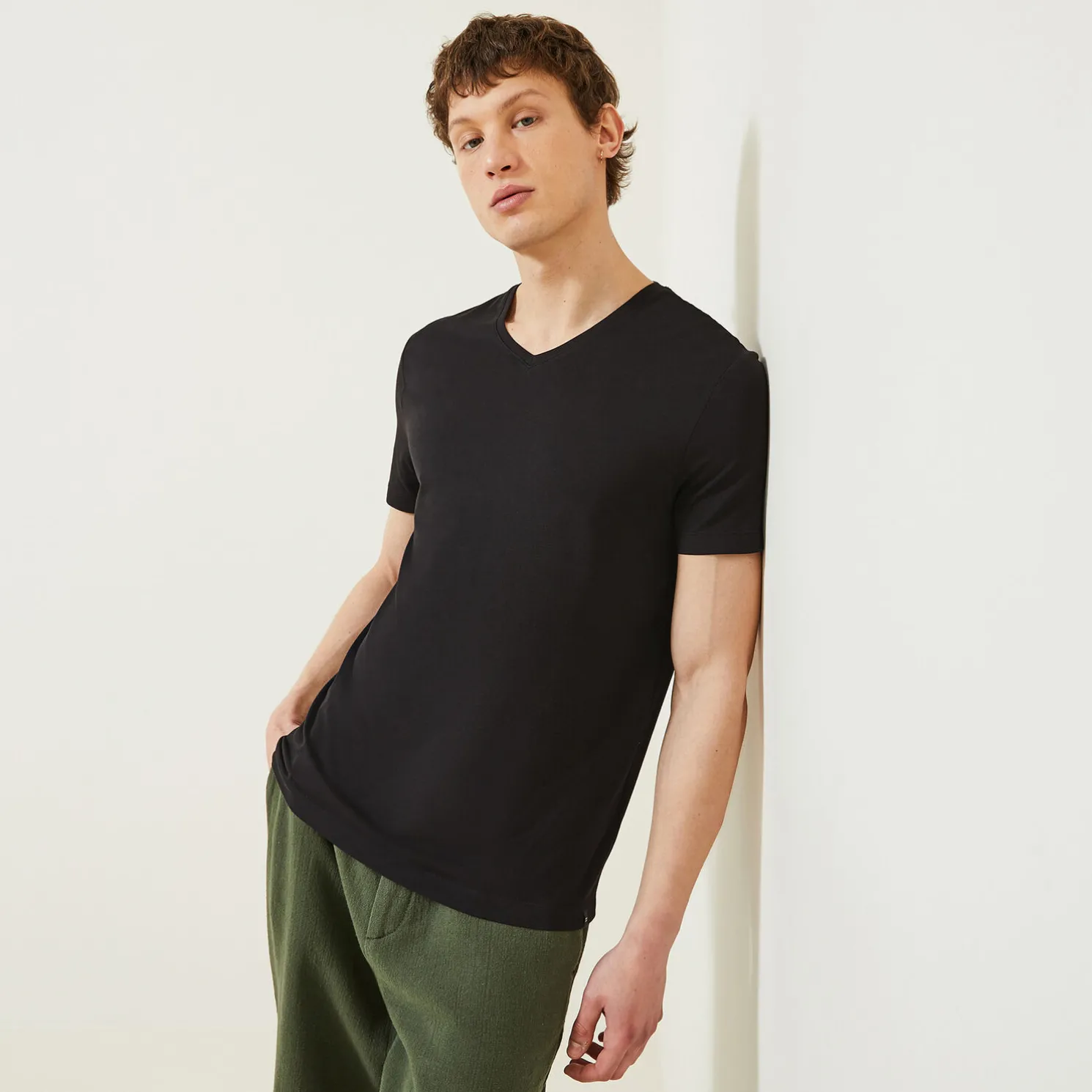 T-shirt met V-hals in katoen en elastaan